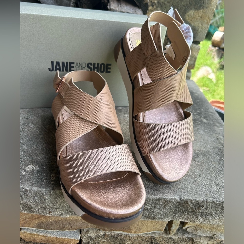 JANE AND THE SHOE Harper tan & rose gold Sandals w/buckle closure NWOB Sz-6.5. P
